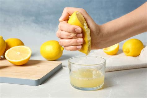 Theres A Hack For Squeezing Lemons Without The Mess And Were Here For