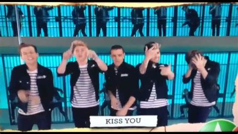 Não hospedamos nenhum arquivo ou ficheiro de áudio e músicas, apenas indicamos serviços terceiros onde é possível fazer. One Direction 'Kiss You' Music Video Sneak Peek - YouTube