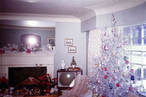 50 Photos Showing How People Used To Decorate Their Homes