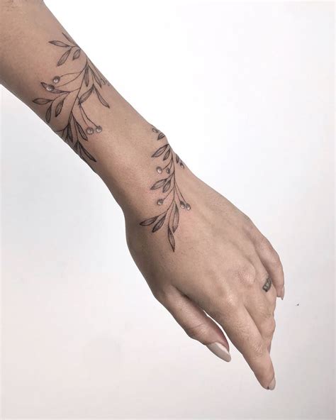 See more ideas about tattoos, wrap around wrist tattoos, wrist tattoos. Jessica Fiori Tätowiererin in 2020 | Cuff tattoo, Wrap ...