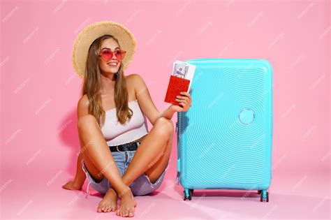 femme touriste voyageur avec passeport et billets valise top blanc short chapeau de paille