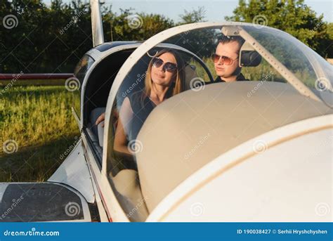 Jeune Femme Et Pilote Dans Le Cockpit Dun Avion Vue De Face Image Stock Image Du Beau Fille