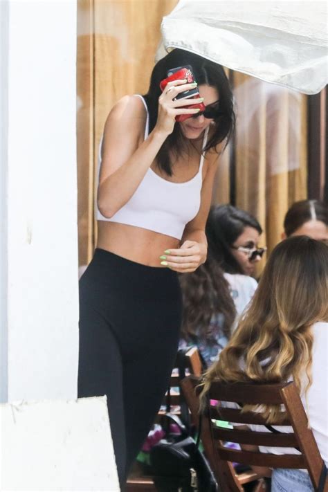 Kendall Jenner Braless 15 Photos Thefappening