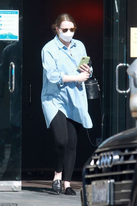 Pregnant Emma Stone 32 Wears A Mask As She S Spotted Running Errands In La Lipstick Alley