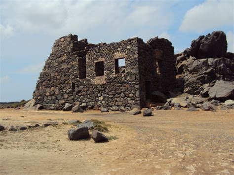 Among these ruins are the remains of stone buildings and what may be a boat. Gambar : pemandangan, laut, pantai, batu, Monumen, jurang ...
