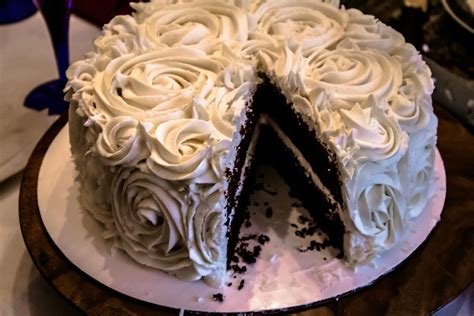 Dark Chocolate Cake With Vanilla Buttercream Imgur