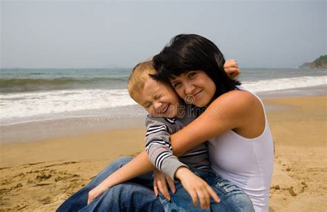 Madre E Hijo Chinos En Casa Junto Foto De Archivo Imagen