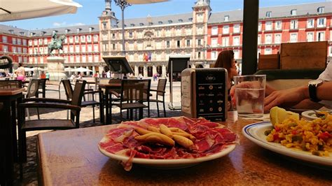 マヨール広場のテラス席でパエリアやアヒージョなどスペイン料理を味わう-スペイン旅行記58