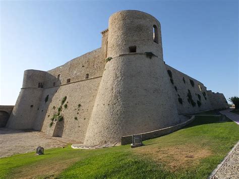Ortona (fino al 1938 conosciuta anche come ortona a mare, urtónë in abruzzese) è un comune italiano di 22 123 abitanti della provincia di chieti in abruzzo. Castello Aragonese - Ortona (CH)
