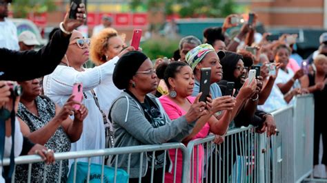 Fans Gather To View Aretha Franklins Body In Detroit Cnn