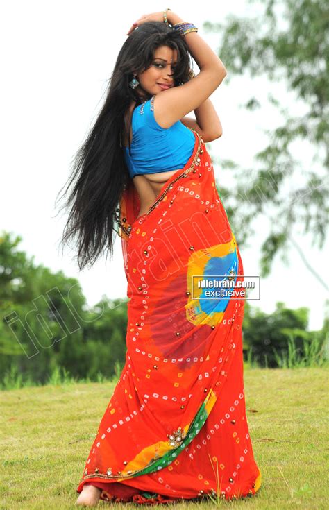 Madhurima Looks Seductive In Saree Glam Actress