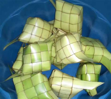 Cara mengeringkan nasi di dalam oven adalah meletakkan nasi yang sudah diratakan di atas baki panggangan. Cara Menganyam Ketupat dari Daun Kelapa | Yell Saints