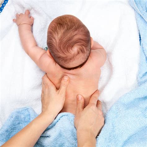 Massaggio Posteriore Del Bambino Immagine Stock Immagine Di Mesi Liscio