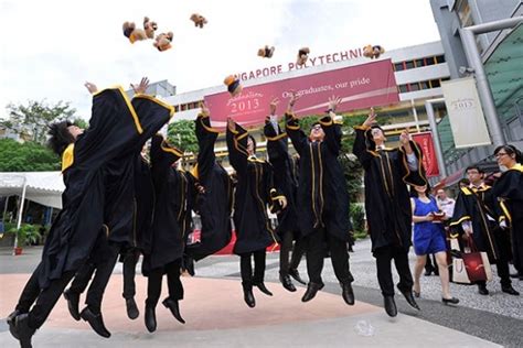 Setiap tahun, mara scholarship / biasiswa mara ke luar negara ini diperuntukkan untuk kalangan pelajar cemerlang yang akan sambung belajar di antara dalam senarai universiti terbaik di malaysia mahupun universiti di luar negara untuk peringkat ijazah sarjana muda, sarjana (master) sehingga ke. 11 biasiswa pengajian luar negara yang pelajar Malaysia ...