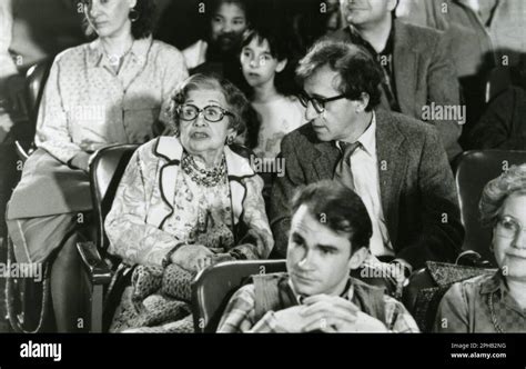 L actrice Mae Questel et le réalisateur et acteur Woody Allen dans Oedipus Wrecks du film New