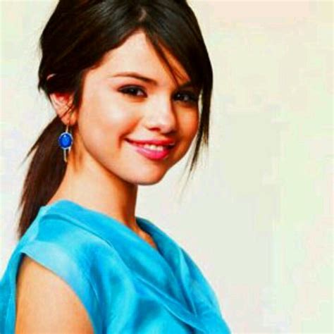 like and repin this beautiful pic from lovely selena gomez