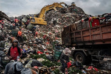 Jakartas Trash Mountain ‘when People Are Desperate For Jobs They