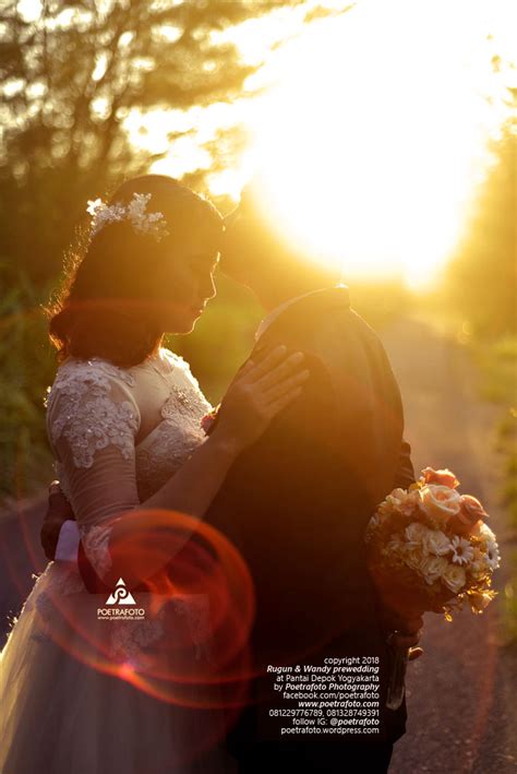 contoh foto gaya prewedding tema background saat sunset lokasi di jogja rugun wandy fotografer
