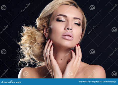 Sensuele Vrouw Met Elegante Kapsel En Avondmake Up Stock Foto Image Of Portret Manier 51680672