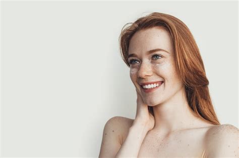 Premium Photo Advertising Caucasian Ginger Woman With Freckles And