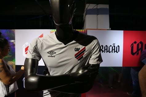 No site oficial do atlético paranaense você encontra: Atlético-PR inclui "H" no nome, muda escudo e camisa como ...