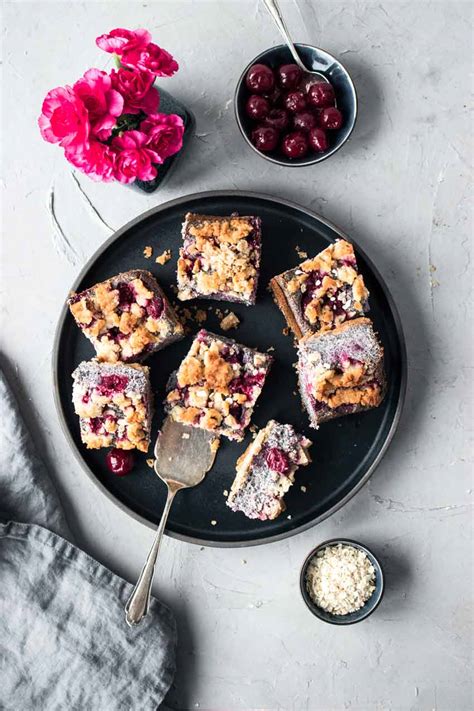1apple 2 tbs freshly squeezed lemon juice 3 cups flour ¾ cup of sugar 3 coated tsp baking powder ¾ cups of melted butter ¾ cups of milk 4 eggs 1 tbs. glutenfreier und veganer Kirschkuchen | Freiknuspern