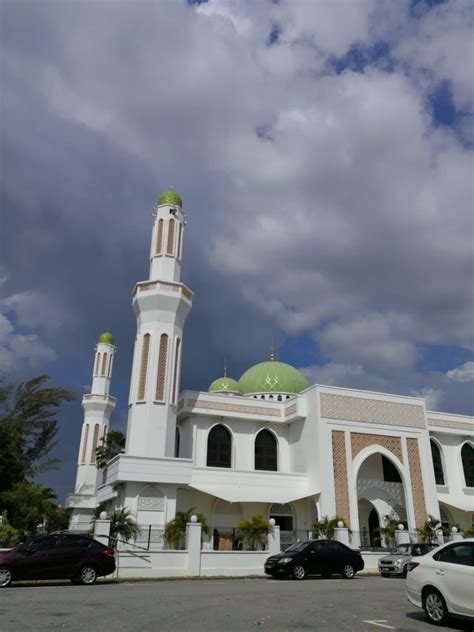 Sholat 5 waktu hukumnya wajib sehingga setiap muslim diwajibkan untuk melaksanakan sholat. Masjid Andalusia, Sg Petani, KEDAH. - bumisepi.com