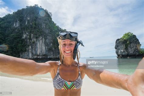 Jeune Femme Prenant Selfie Sur La Plage Tropicale Photo Getty Images