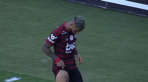 Gabigol provoca torcida do Santos e mostra tatuagem de taça da