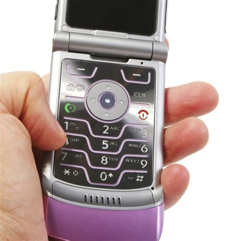 Wtf Motorola Is Rereleasing The Razr Flip Phone Brit Co