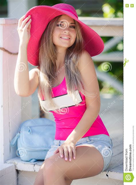 美丽的年轻性感的女孩佩带的夏天帽子 库存照片 图片 包括有 帽子 头发 表达式 挑运 方式 生活方式 73209890