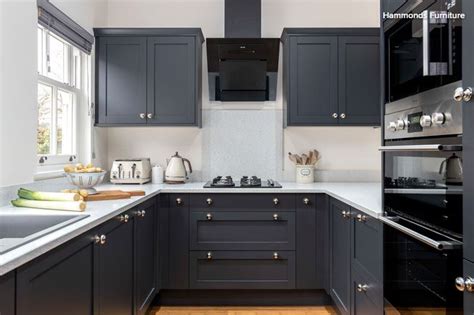 The idea of this page, and others in the kitchen layout ideas section of this site is to concentrate on kitchen layout options, and save you spending hours browsing through interiors. 10 U-Shaped Kitchen Styles to Embrace | goFlatpacks