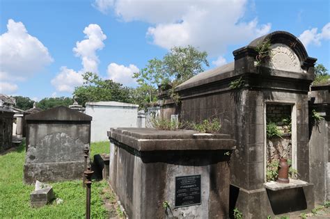 The garden district / lafayette cemetery tour emphasizes history, architectural style, personal anecdotes, and tropical plant life. Garden District NOLA_21 | Naturally Glam | Jonna Scott-Blakes