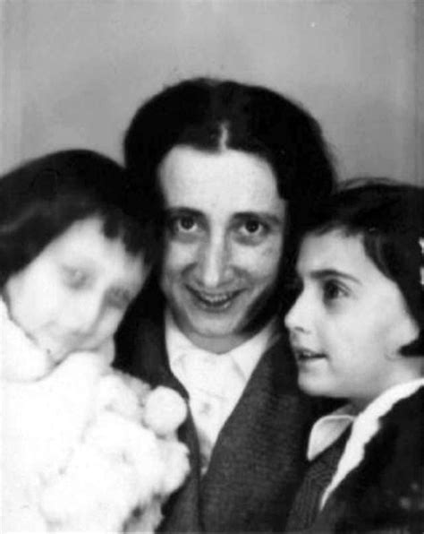 24 Vintage Photographs Of Anne Frank With Her Sister Margot Vintage