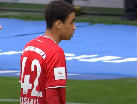 Jamal musiala, jovem médio ofensivo que esta temporada tem dado nas vistas ao serviço do bayern de munique, renovou o seu vínculo com o emblema bávaro por mais quatro. FC Bayern youngster Jamal Musiala opts to play for England ...