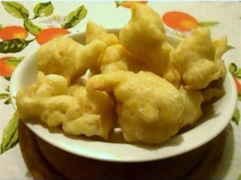 Le zeppole di san giuseppe fritte sono dolci tipici farciti con crema pasticcera nella versione classica; Video Ricetta: Past Crisciut - Cibo di Strada Napoletano ...