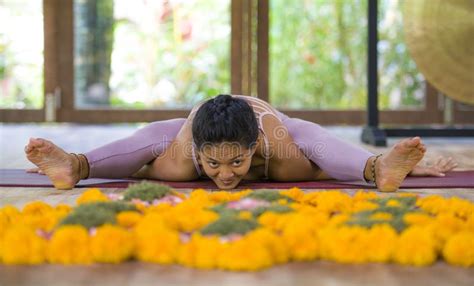 Ejercicio Practicante Joven De La Yoga Del Acro De La Mujer Indonesia Asi Tica Atractiva Y Sana