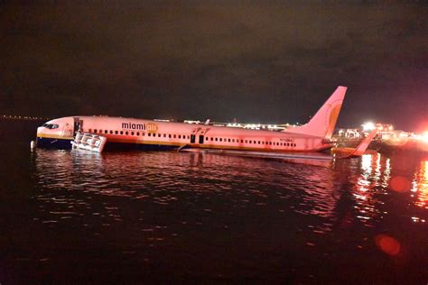 737 Jetliner Slides Into River At Naval Air Station Jacksonville