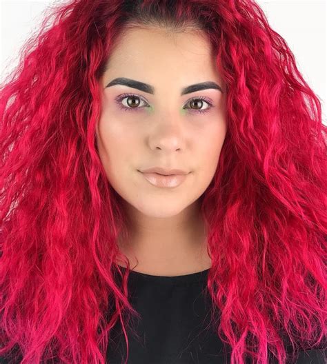 ** me+ is a revolutionary hair dye molecule that better protects people without hair dye allergy by reducing the chance of developing one. How to Dye Your Hair Red From a Dark Shade Without Bleaching