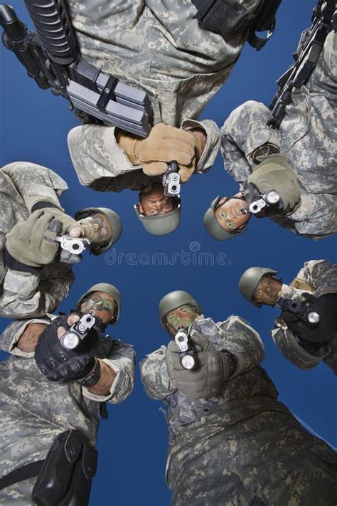 Soldati Che Stanno Nella Tendenza Del Cerchio Fotografia Stock