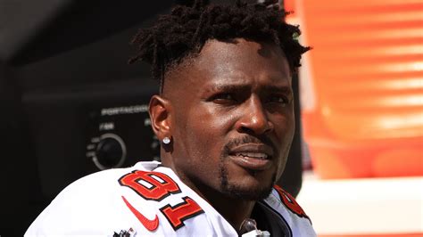 Nfl Suspends Antonio Brown Over Fake Vaccination Card The New York Times