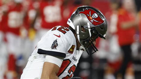 Buccaneers Qb Tom Brady Suffers Arm Injury On Strip Sack Trendradars