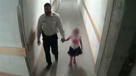 Vídeo Un vigilante de seguridad abusa sexualmente de una niña que se había perdido