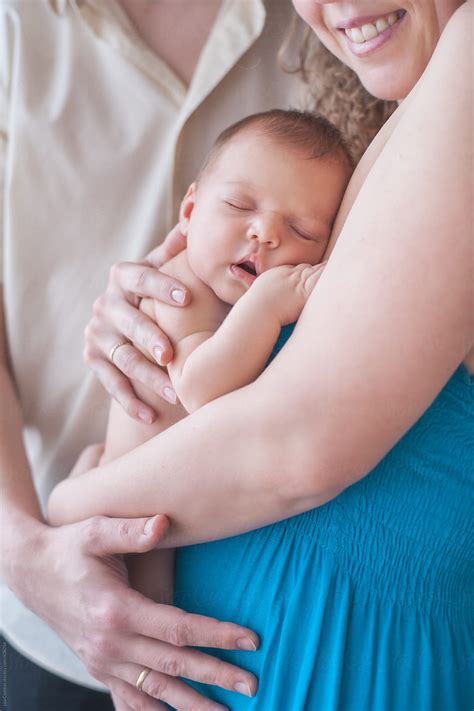 New Parents Hugging Their Naked Newborn Baby Del Colaborador De Stocksy Lea Csontos Stocksy