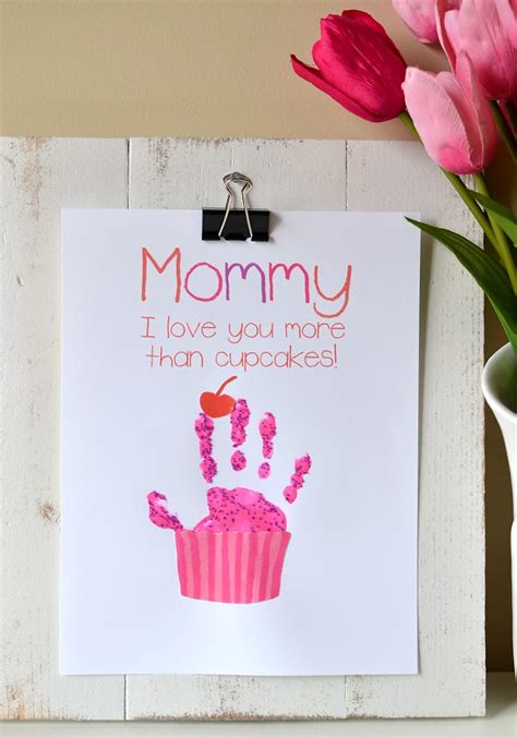 These will make perfect birthday presents for kids! Cupcake Handprint Gift with Free Printable - Somewhat Simple