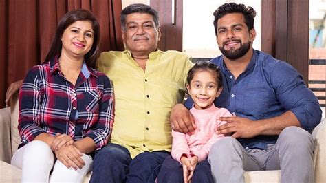 Why Indians Continue To Live In Joint Families Bbc News