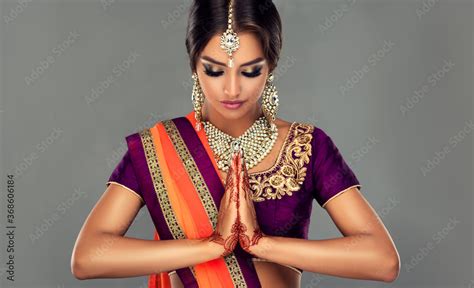 Foto De Portrait Of A Beautiful Indian Girl In A Greetting Pose To Namaste India Woman In