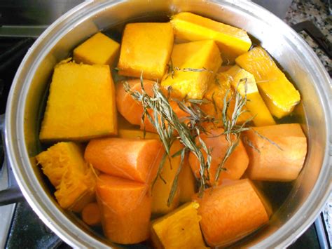 Because the stew is quite light, many people had locro for dinner, then went straight to bed during colonial times. Mi canal, tu canal: LOCRO DE ZAPALLO PERUANO/ CALABAZA ...