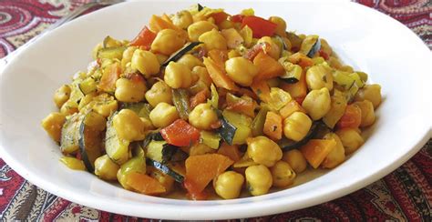 Esta receta de garbanzos con arroz y verduras es ideal para cenar y para preparar tu tupper para el trabajo: Receta de salteados de garbanzos con verduras y aroma marroquí