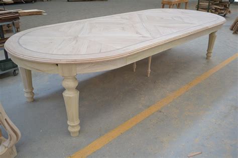 Il tavolo massello allungabile che vi proponiamo combina da una parte la solidità dei materiali con l'artigianalità dei nostri maestri esperti nella lavorazione del legno. Tavoli su misura